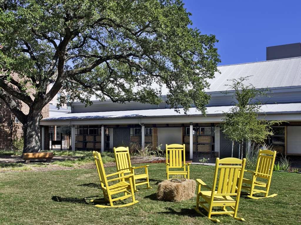 Cavalry Court, By Valencia Hotel Collection College Station Faciliteter billede