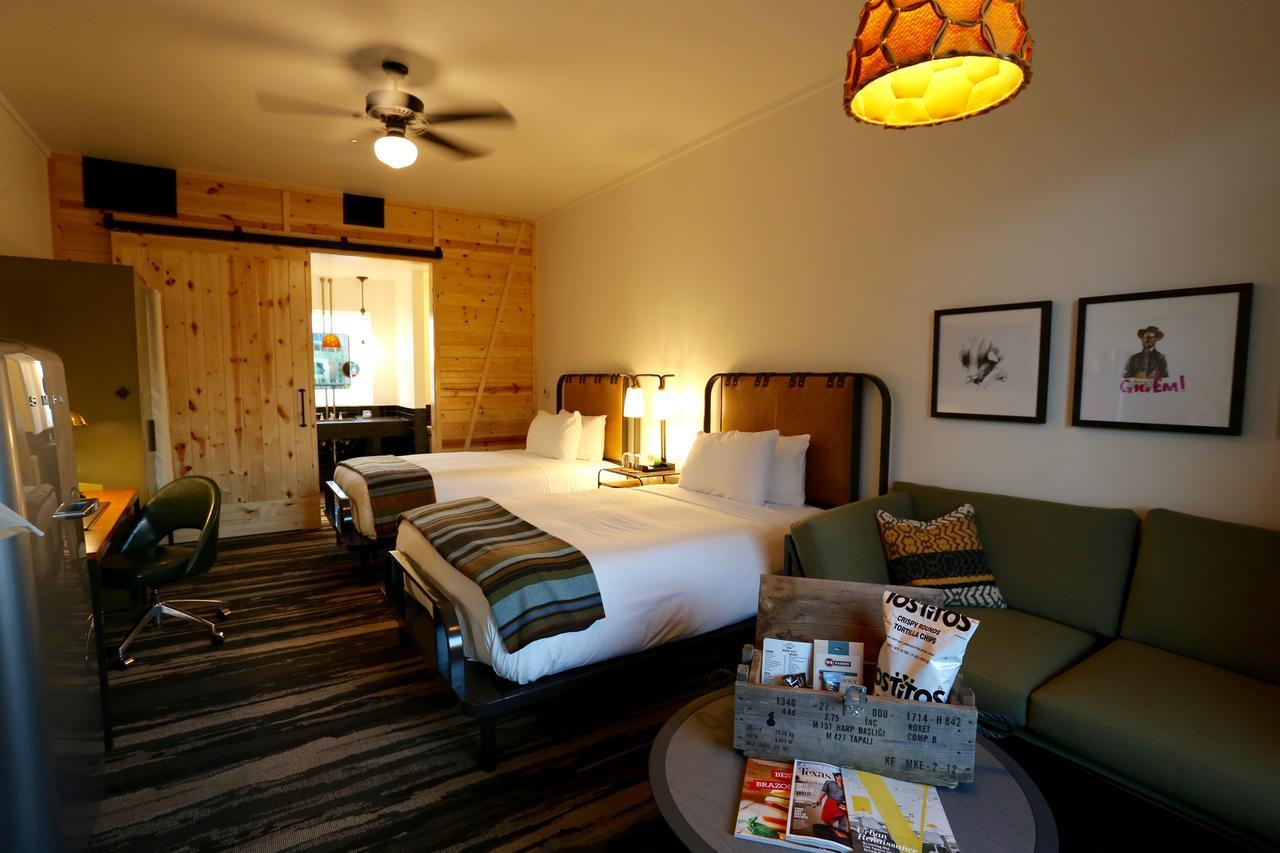Cavalry Court, By Valencia Hotel Collection College Station Eksteriør billede