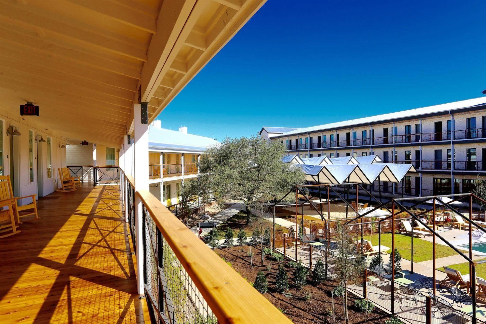 Cavalry Court, By Valencia Hotel Collection College Station Eksteriør billede