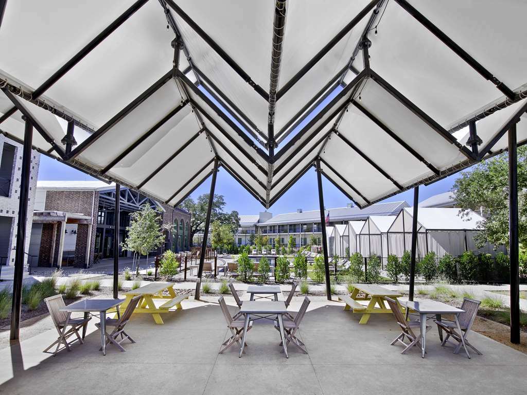 Cavalry Court, By Valencia Hotel Collection College Station Faciliteter billede