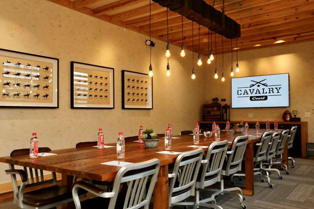 Cavalry Court, By Valencia Hotel Collection College Station Faciliteter billede