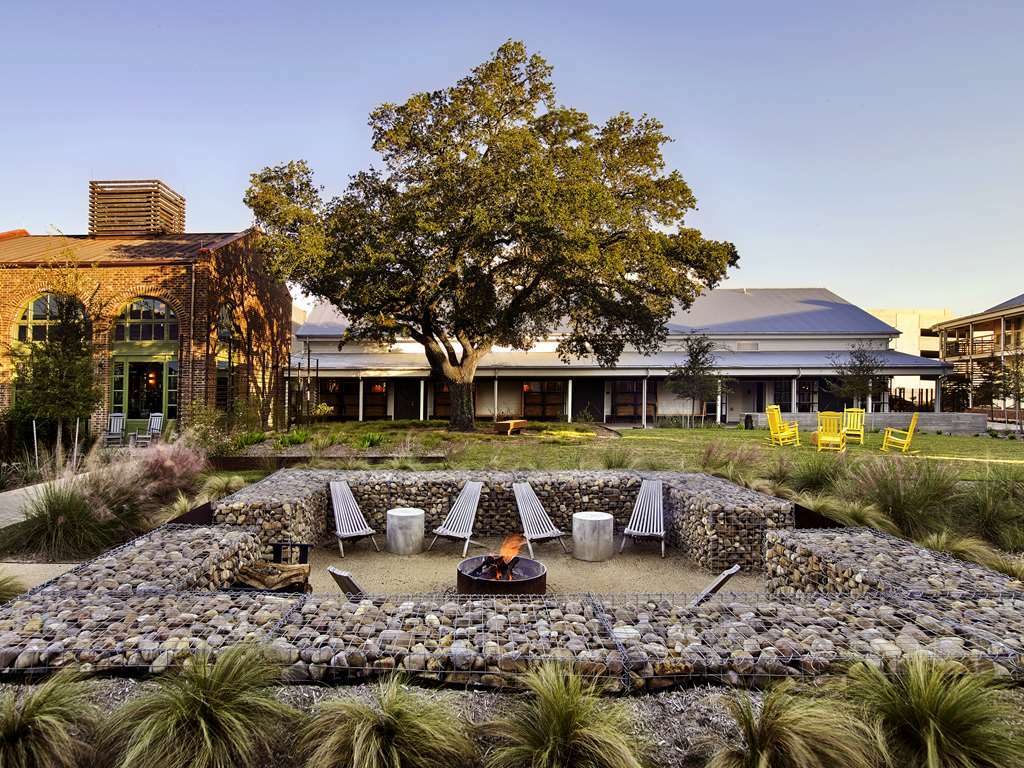 Cavalry Court, By Valencia Hotel Collection College Station Faciliteter billede